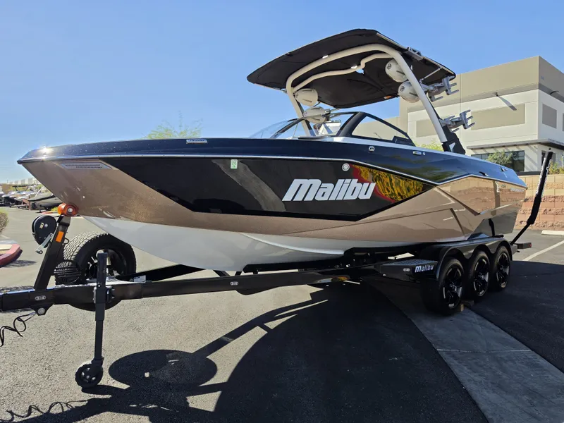 Slide: The Image of Malibu Wakesetter 25 LSV 2022 - 3