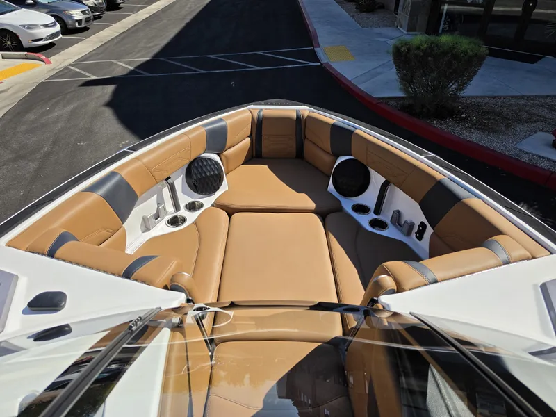 Slide: The Image of Malibu Wakesetter 25 LSV 2022 - 16