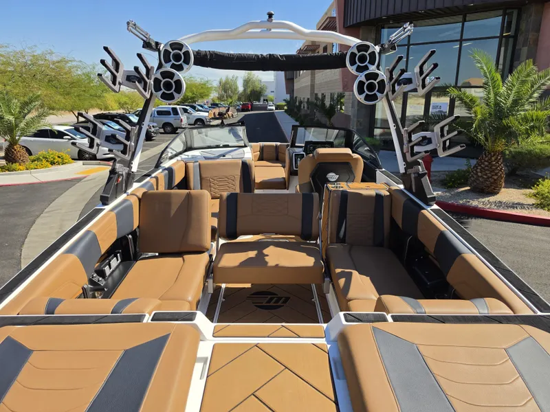 Slide: The Image of Malibu Wakesetter 25 LSV 2022 - 14