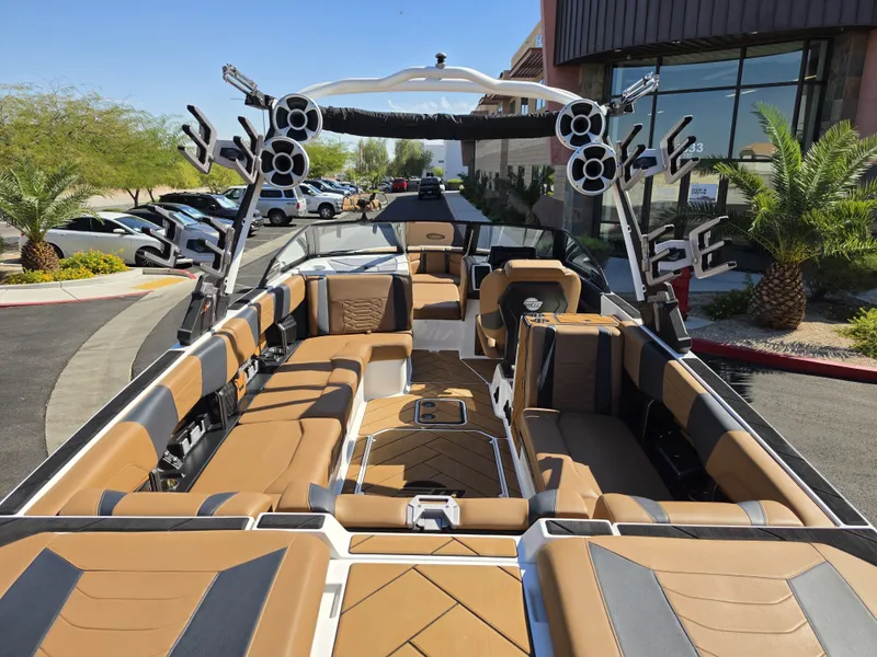 Slide: The Image of Malibu Wakesetter 25 LSV 2022 - 13