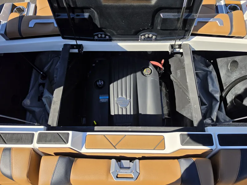 Slide: The Image of Malibu Wakesetter 25 LSV 2022 - 40