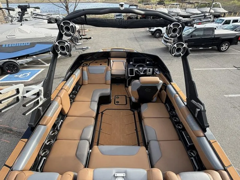 Slide: The Image of Malibu M220 2021 - 13