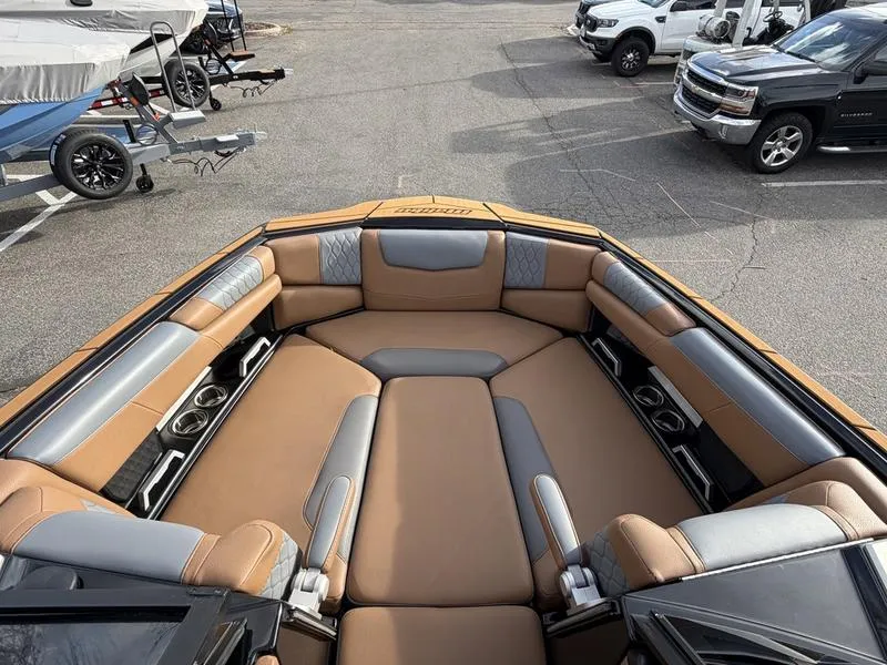 Slide: The Image of Malibu M220 2021 - 18