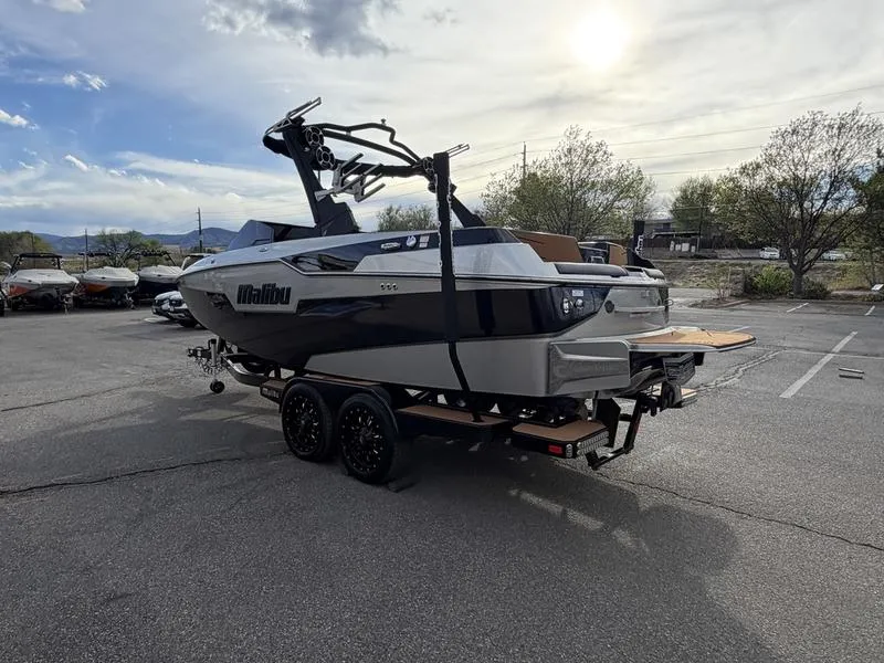Slide: The Image of Malibu M220 2021 - 7