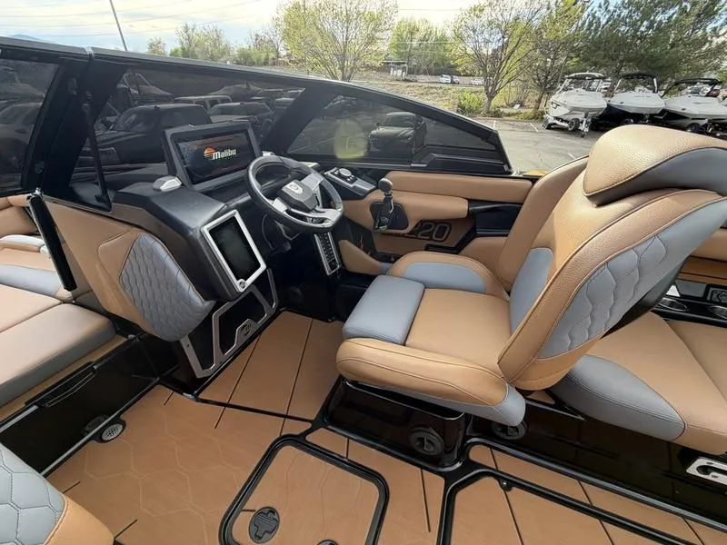 Slide: The Image of Malibu M220 2021 - 17
