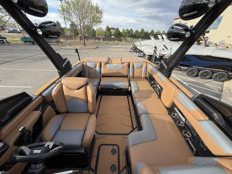 Slide: The Image of Malibu M220 2021 - 19
