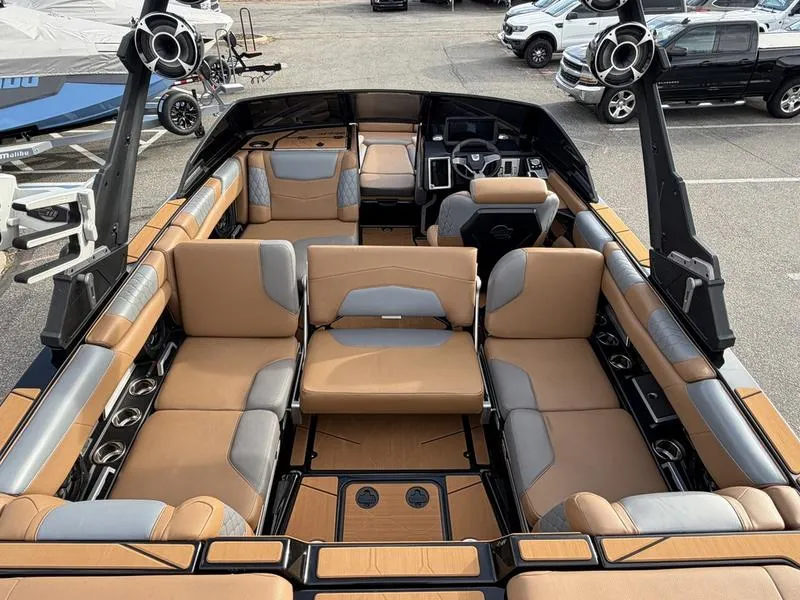 Slide: The Image of Malibu M220 2021 - 25