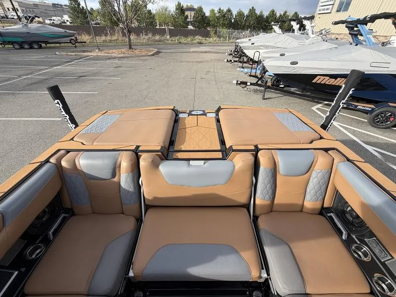 Slide: The Image of Malibu M220 2021 - 27