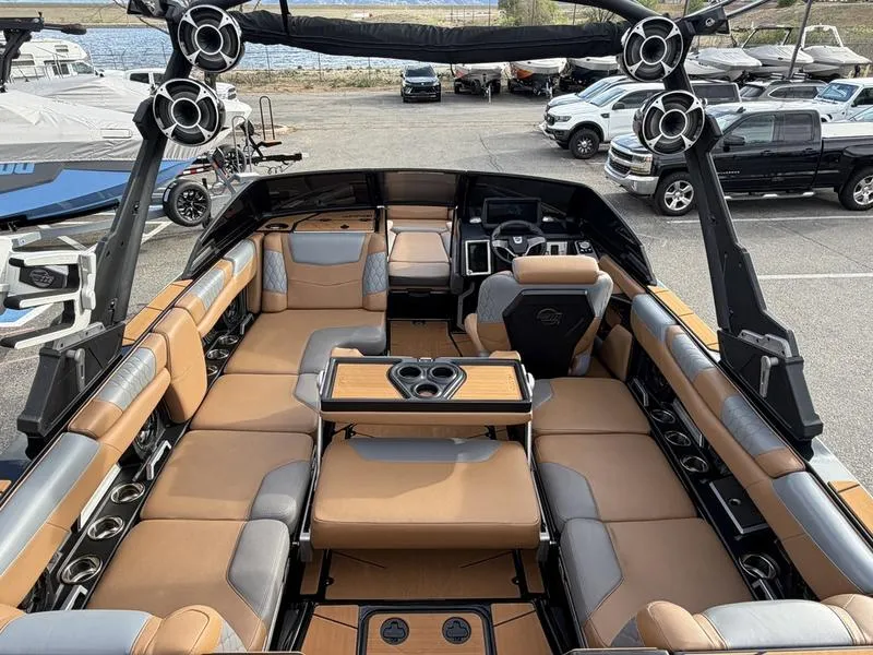 Slide: The Image of Malibu M220 2021 - 26
