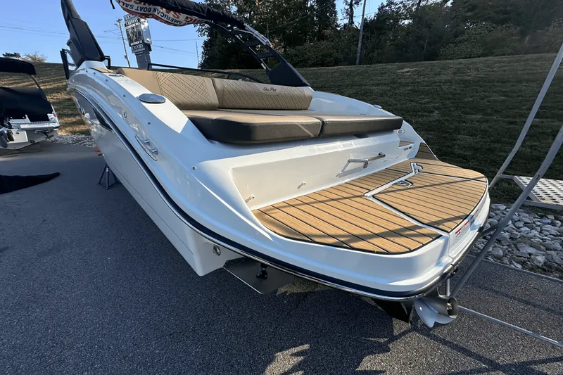 Slide: The Image of Sea Ray SDX 270 2025 - 1