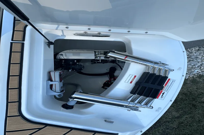 Slide: The Image of Sea Ray SDX 270 2025 - 11