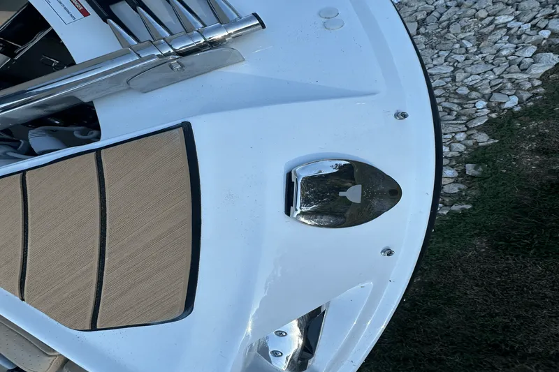 Slide: The Image of Sea Ray SDX 270 2025 - 12