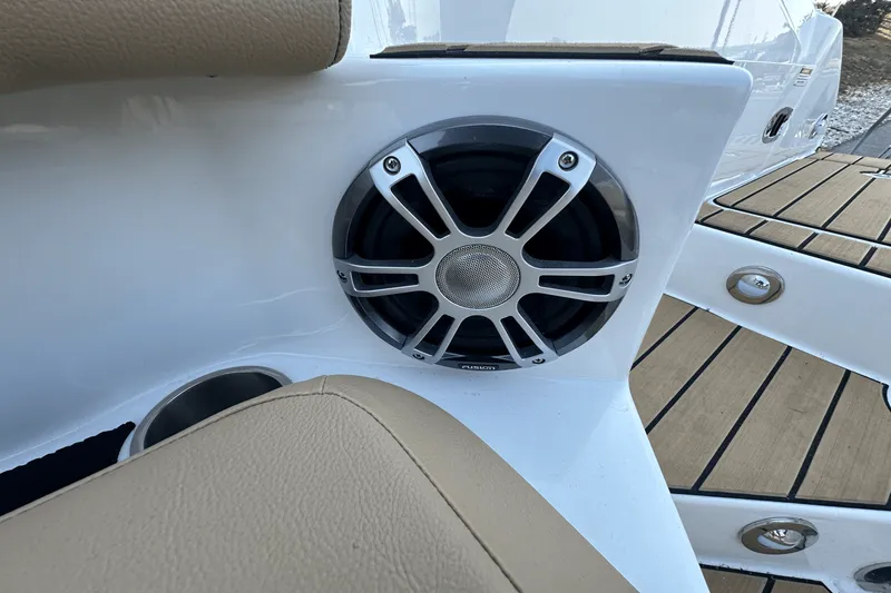 Slide: The Image of Sea Ray SDX 270 2025 - 14