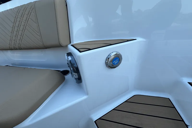 Slide: The Image of Sea Ray SDX 270 2025 - 15