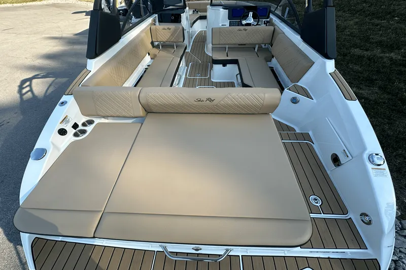 Slide: The Image of Sea Ray SDX 270 2025 - 16