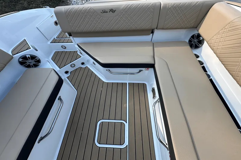 Slide: The Image of Sea Ray SDX 270 2025 - 17