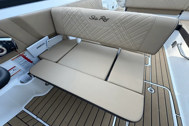 Slide: The Image of Sea Ray SDX 270 2025 - 18
