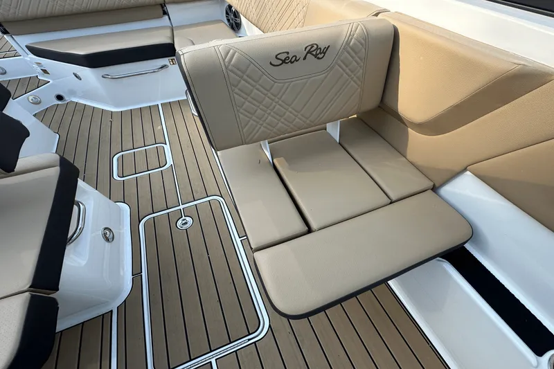 Slide: The Image of Sea Ray SDX 270 2025 - 19