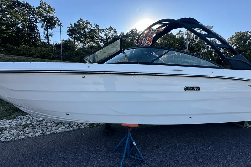 Slide: The Image of Sea Ray SDX 270 2025 - 2