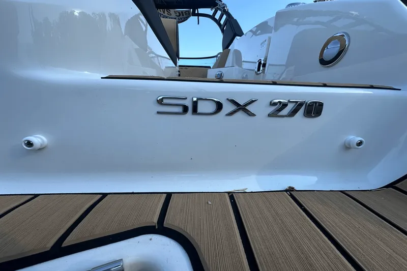 Slide: The Image of Sea Ray SDX 270 2025 - 23