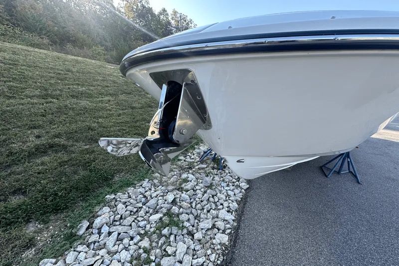 Slide: The Image of Sea Ray SDX 270 2025 - 24