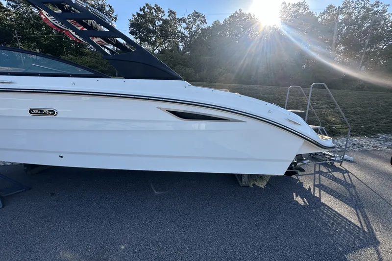 Slide: The Image of Sea Ray SDX 270 2025 - 27