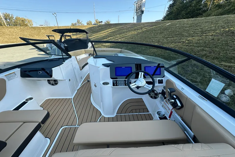 Slide: The Image of Sea Ray SDX 270 2025 - 3