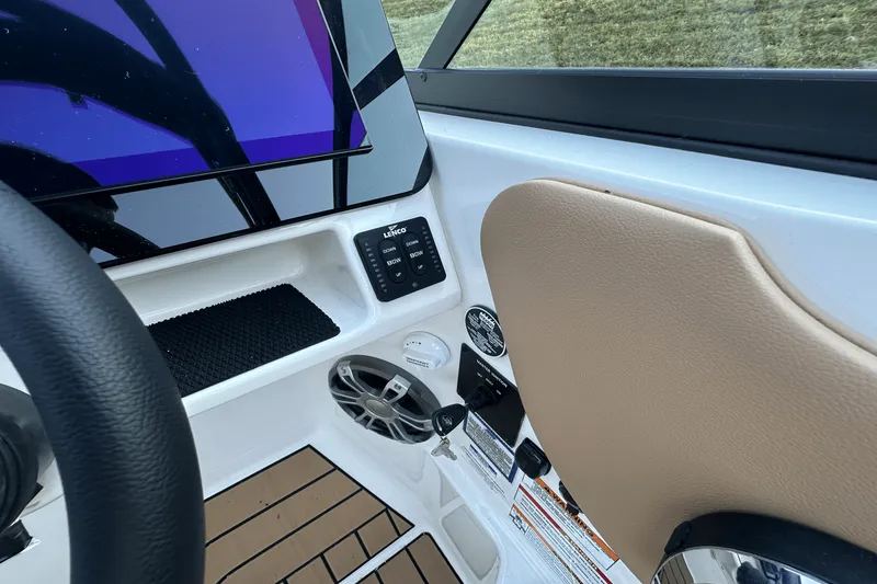 Slide: The Image of Sea Ray SDX 270 2025 - 5