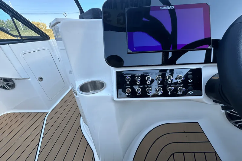 Slide: The Image of Sea Ray SDX 270 2025 - 6