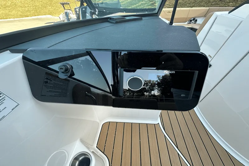 Slide: The Image of Sea Ray SDX 270 2025 - 7