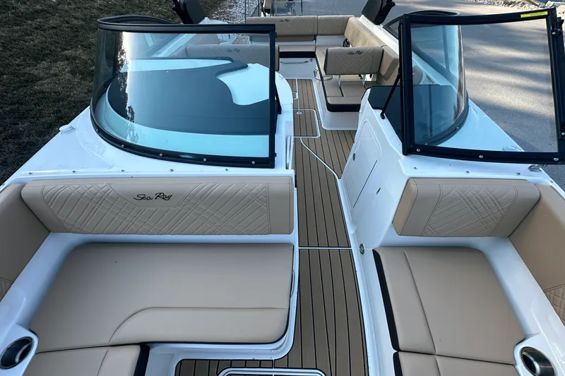 Slide: The Image of Sea Ray SDX 270 2025 - 8