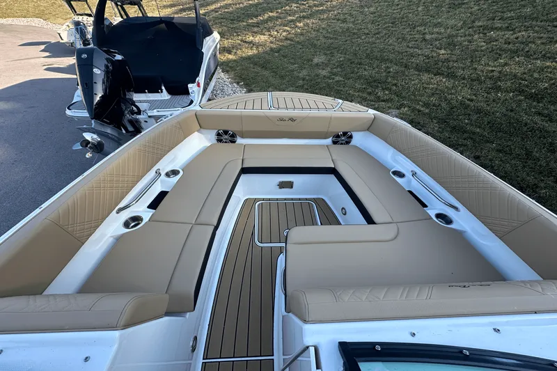 Slide: The Image of Sea Ray SDX 270 2025 - 9
