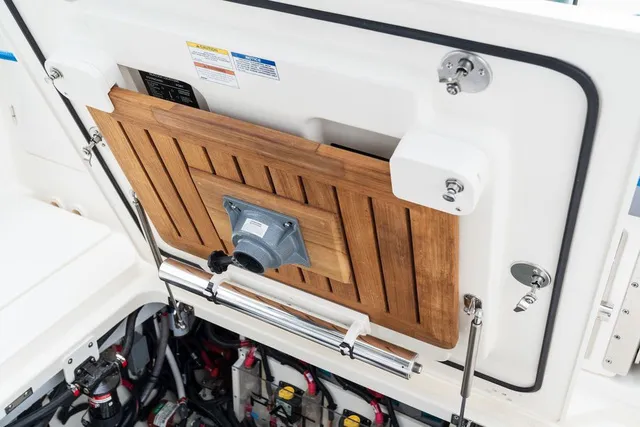 Slide: The Image of Boston Whaler 360 Outrage 2026 - 5