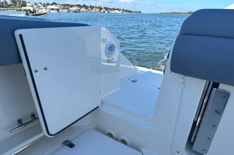Slide: The Image of Boston Whaler 280 Outrage 2025 - 13