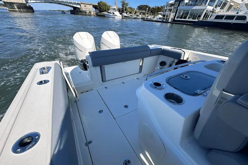 Slide: The Image of Boston Whaler 280 Outrage 2025 - 14