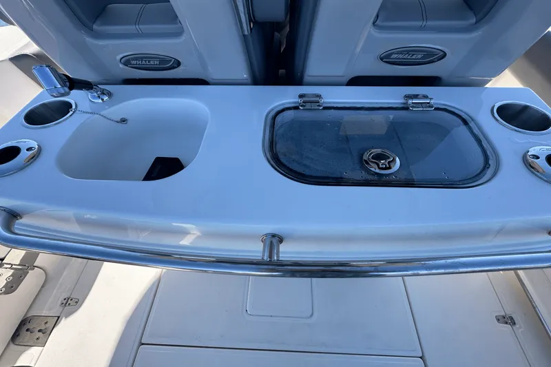 Slide: The Image of Boston Whaler 280 Outrage 2025 - 15