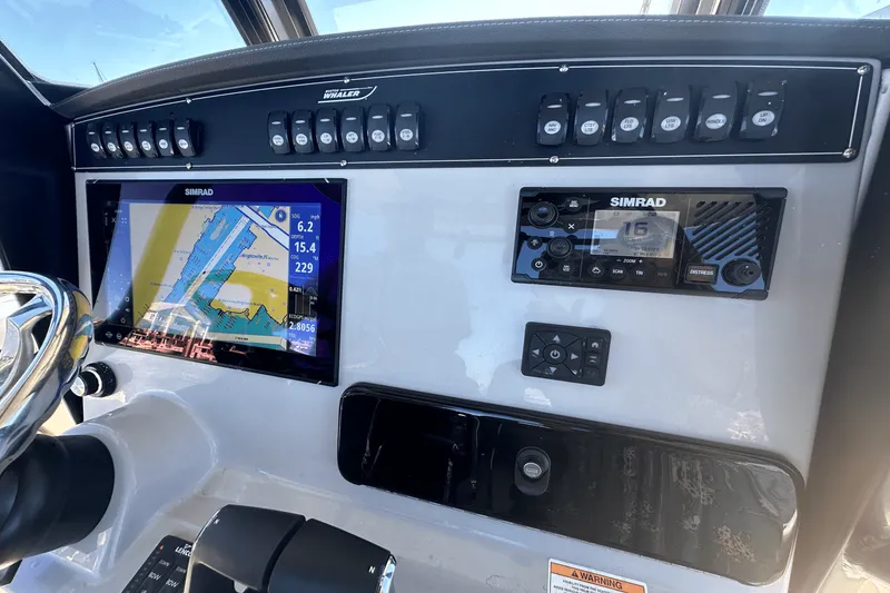 Slide: The Image of Boston Whaler 280 Outrage 2025 - 16