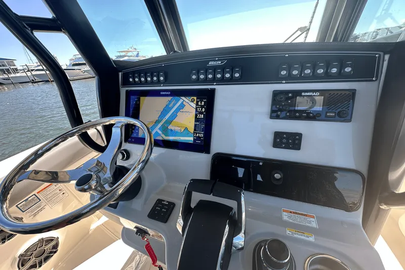 Slide: The Image of Boston Whaler 280 Outrage 2025 - 17