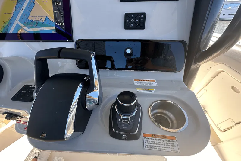 Slide: The Image of Boston Whaler 280 Outrage 2025 - 18