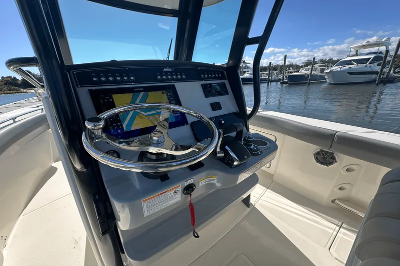Slide: The Image of Boston Whaler 280 Outrage 2025 - 20