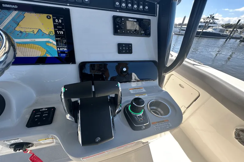 Slide: The Image of Boston Whaler 280 Outrage 2025 - 21