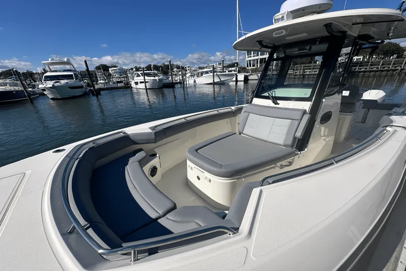 Slide: The Image of Boston Whaler 280 Outrage 2025 - 27