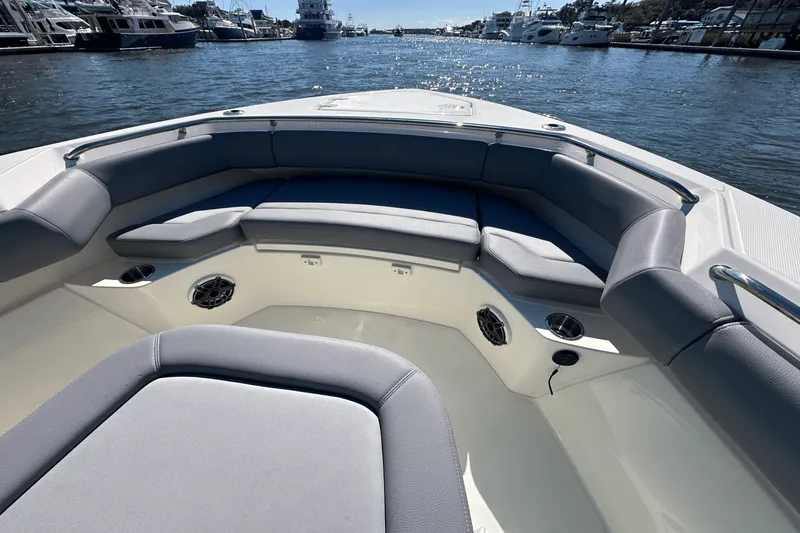Slide: The Image of Boston Whaler 280 Outrage 2025 - 30