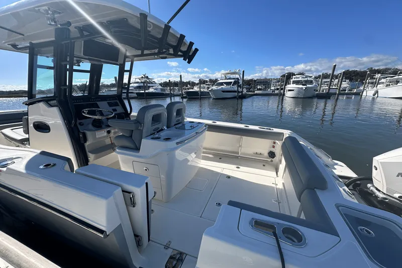 Slide: The Image of Boston Whaler 280 Outrage 2025 - 8