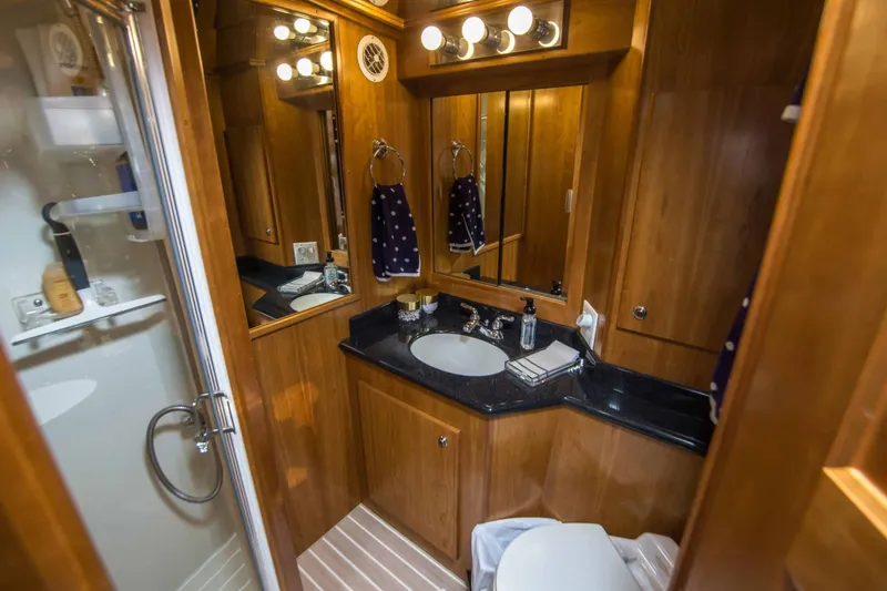 Slide: The Image of Navigator 44 Pilothouse 2005 - 22