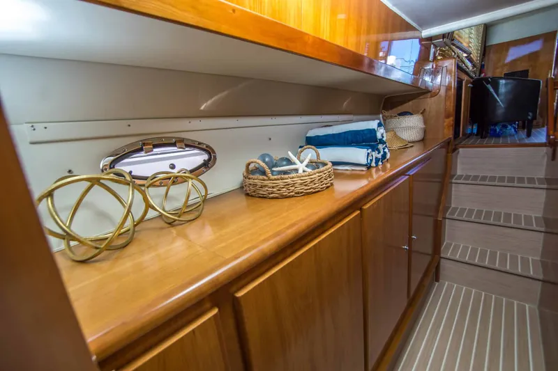 Slide: The Image of Navigator 44 Pilothouse 2005 - 25