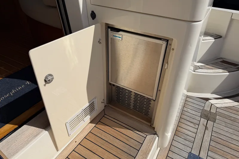 Slide: The Image of Sabre 40 Sedan 2011 - 14