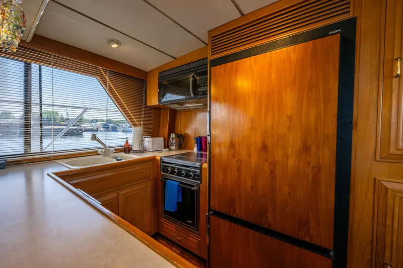 Slide: The Image of Ocean Alexander 520 Pilothouse 1991 - 13