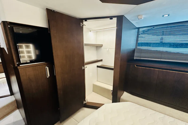 Slide: The Image of Galeon 500 FLY 2024 - 32