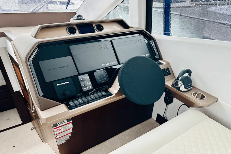 Slide: The Image of Galeon 500 FLY 2024 - 45